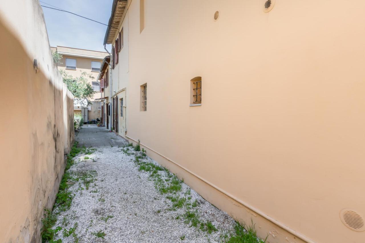 Cisanello Rock Apartment With Patio And Barbecue 比萨 外观 照片